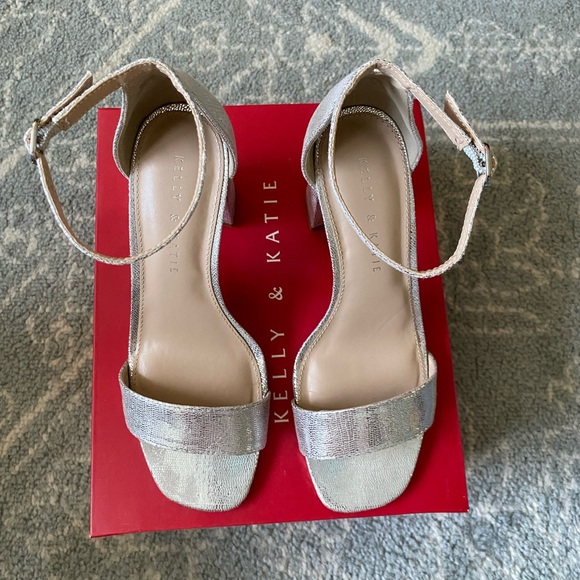 Kelly & Katie Caital Heels Silver 7M - Picture 4 of 17